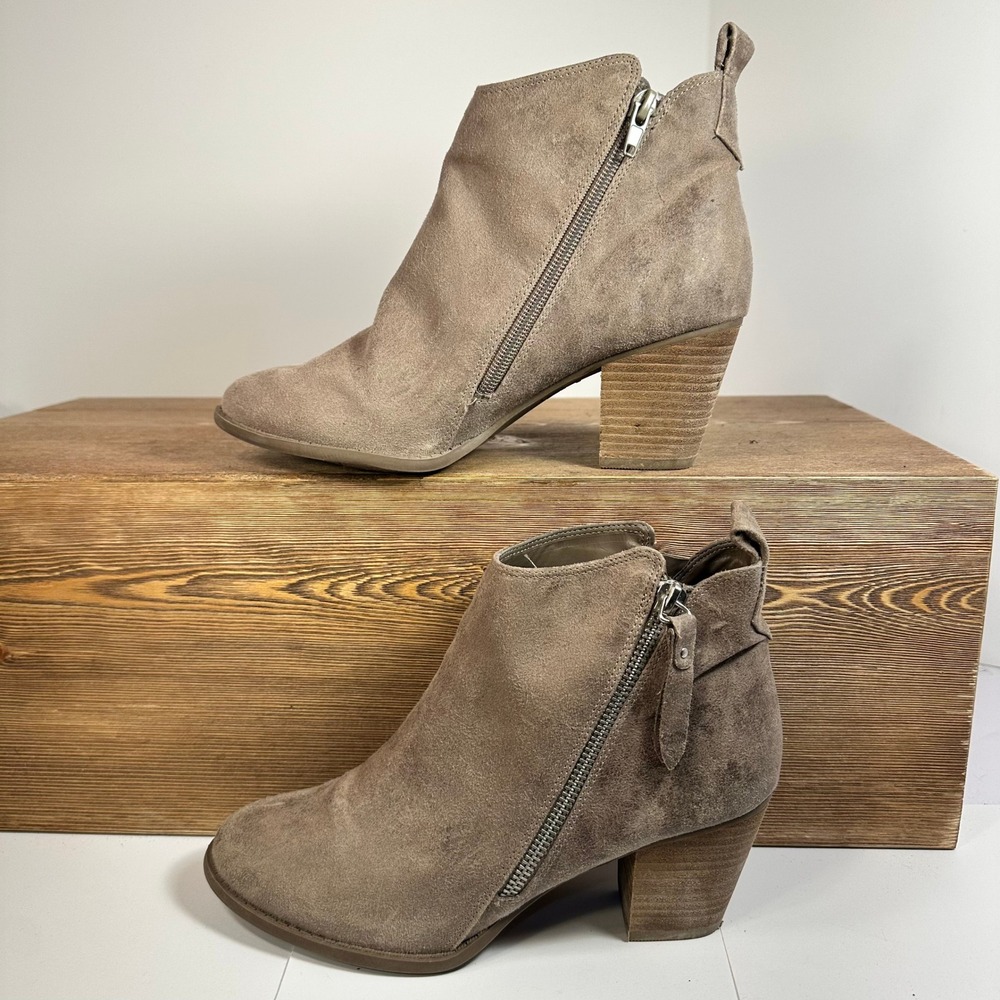 Carlos Ankle Booties Womens SZ 8 Taupe Faux Suede Side Zip Western Boho Y2K